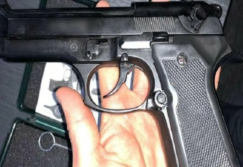 Femeie din Maramureş ameninţată în trafic cu un pistol