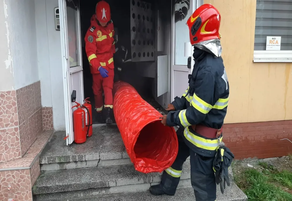 Alertă într-un bloc din Baia Mare! Două persoane au ajuns la spital, în urma unui incendiu (FOTO)