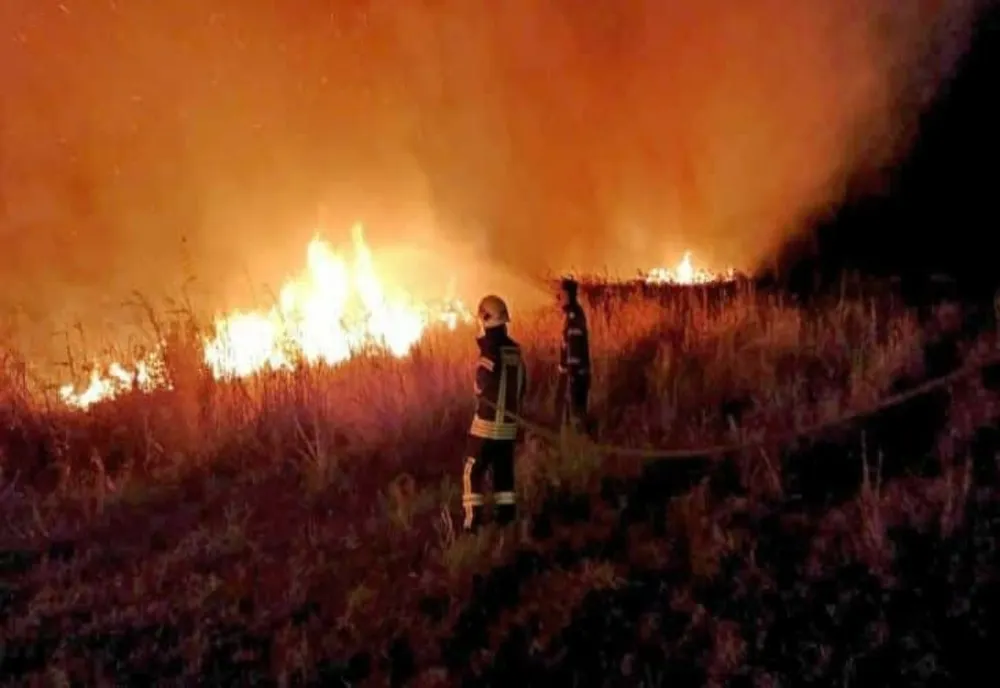 Pompierii maramureșeni au intervenit în acest weekend pentru lichidarea a 14 incendii