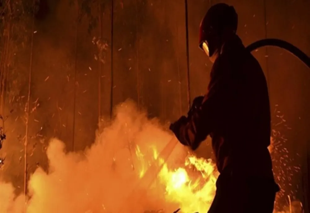 Maşină distrusă de incendiu pe o stradă din Baia Mare! Focul a fost pus intenţionat de persoane necunoscute