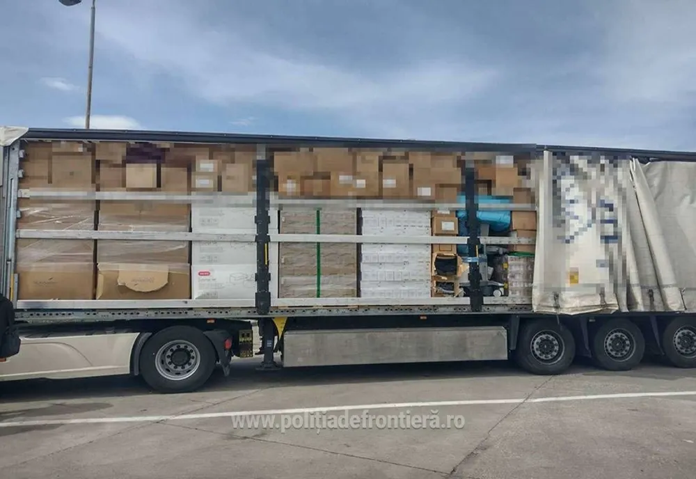 TIR încărcat cu 20 de tone de articole second-hand, oprit la Petea