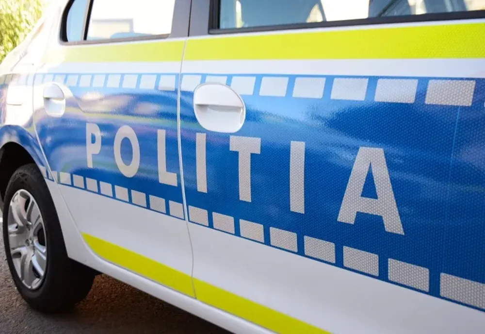 Copilă de 9 ani la spital, după ce a căzut dintr-un autoturism aflat în mers