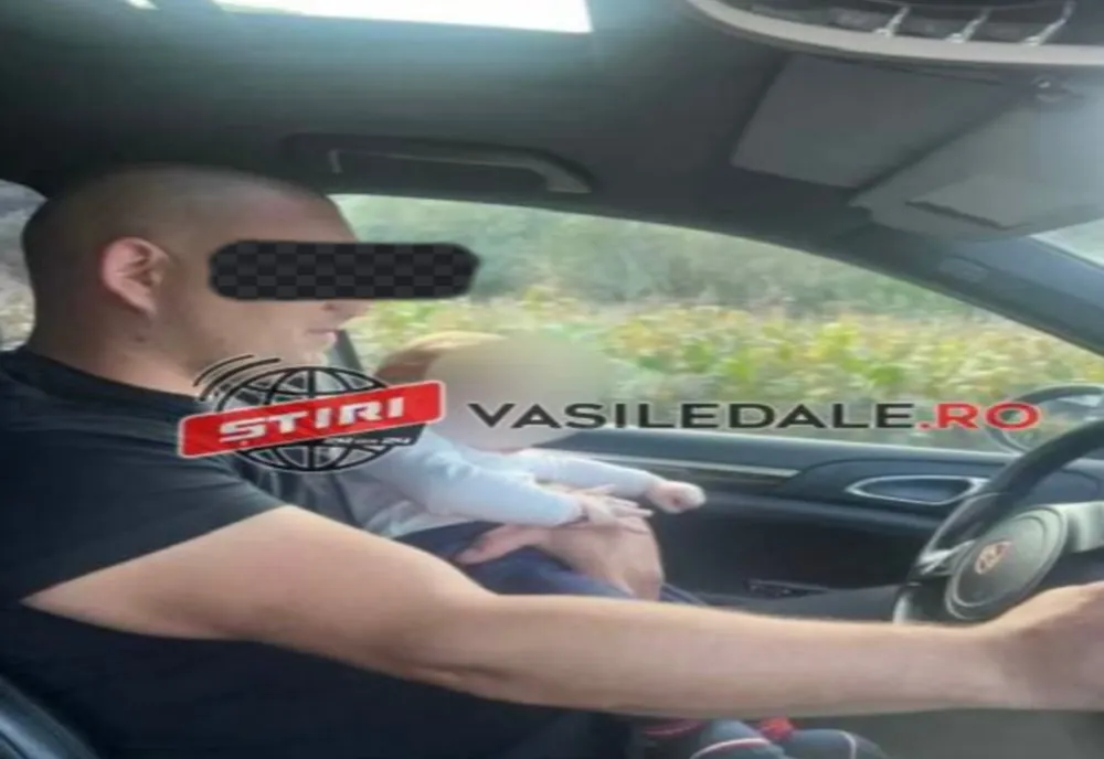 Bebeluşul "şofer" din Maramureș, pus şi de tată la volanul maşinii, când avea doar 5 luni