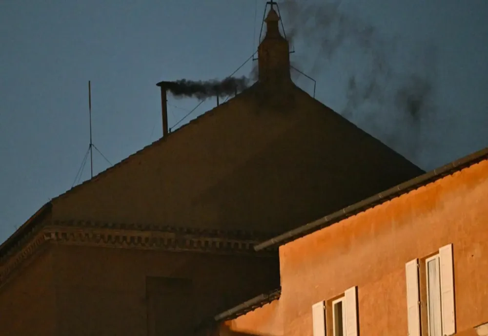 FUM NEGRU LA VATICAN: AL DOILEA VOT AL CONCLAVULUI, FĂRĂ REZULTAT