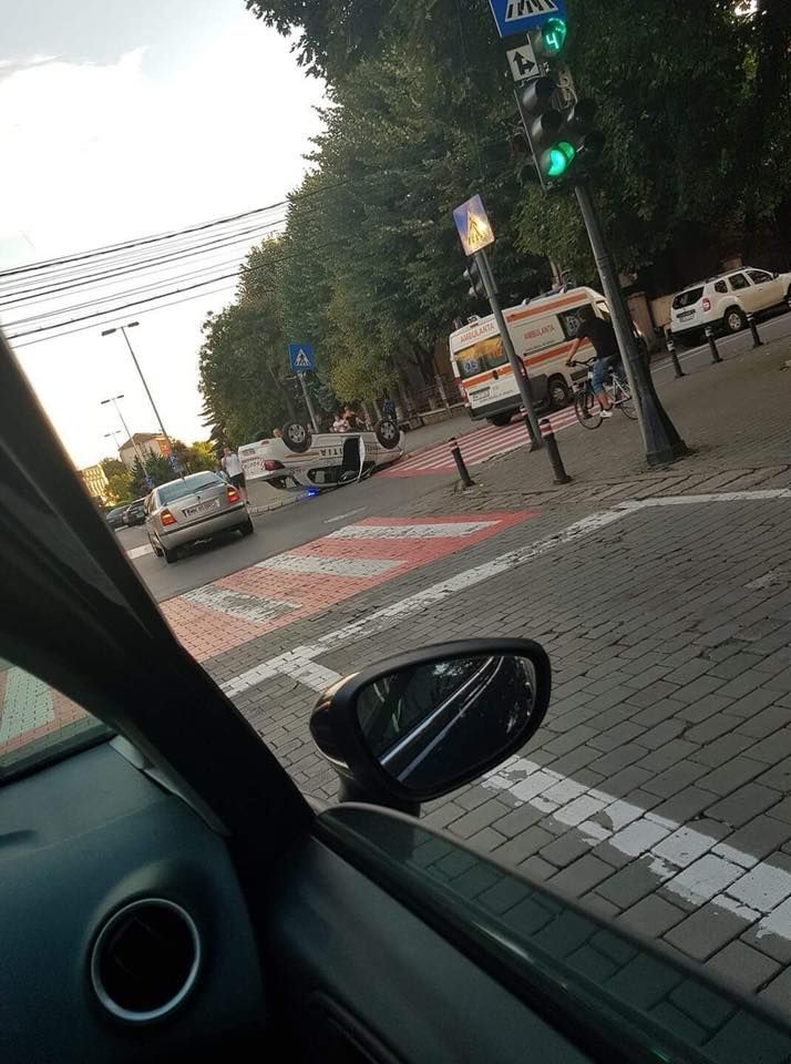 masina politiei cu rotile in sus