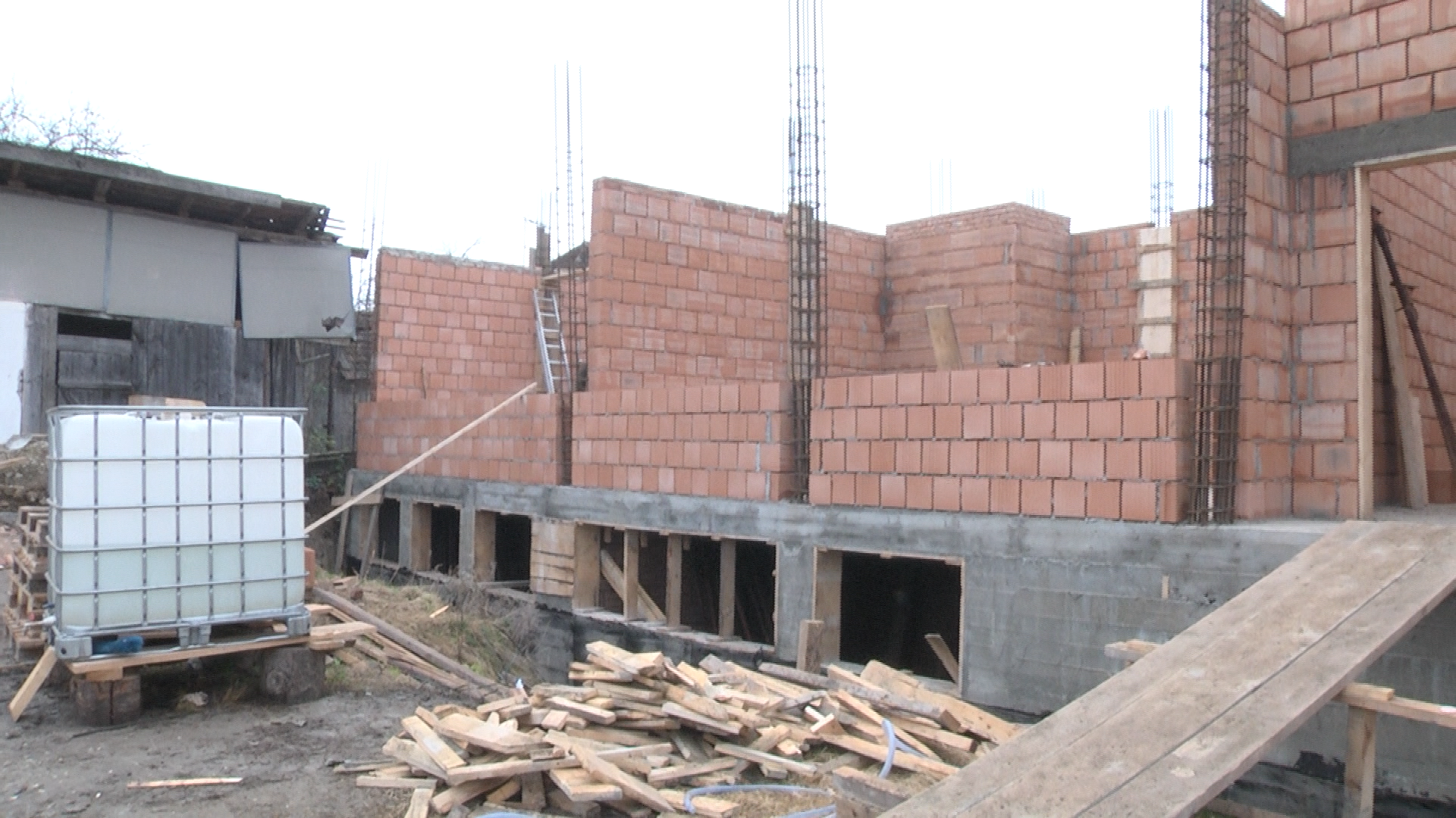 SE LUCREAZĂ LA EXTINDEREA LICEULUI TEHNOLOGIC OCNA ȘUGATAG