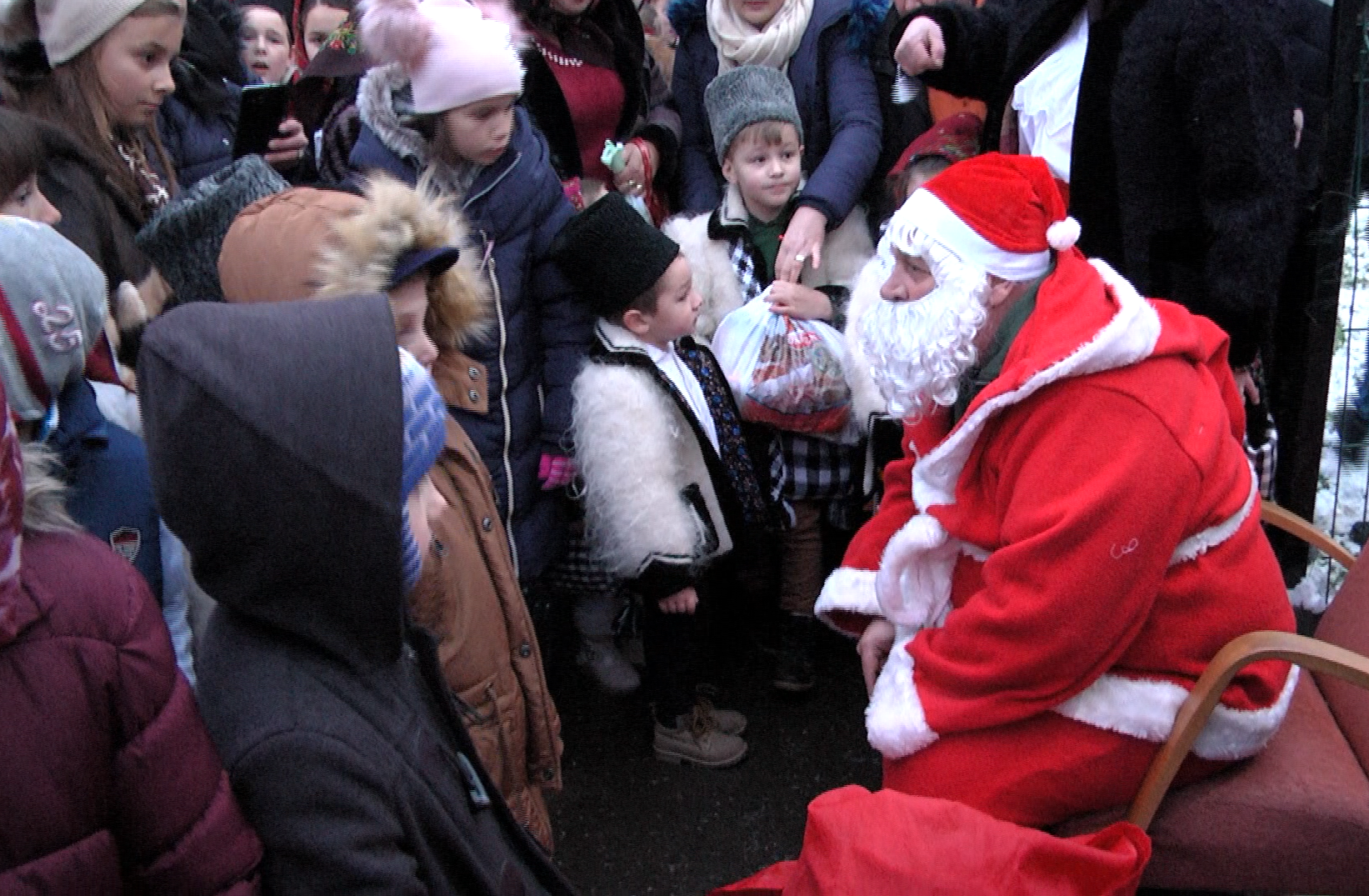 MOS NICOLAE VINE LA COPIII CUMINTI