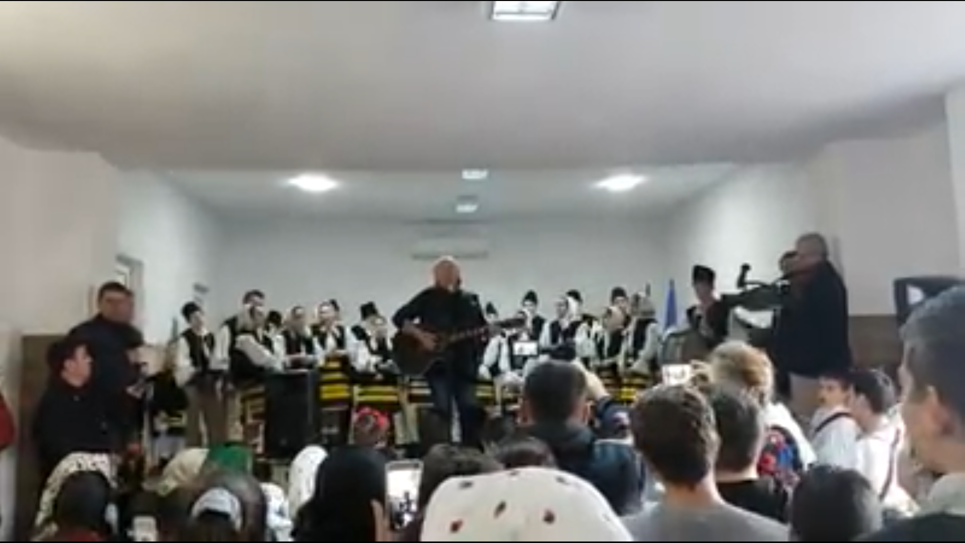 stefan hrusca a colindat in ieud