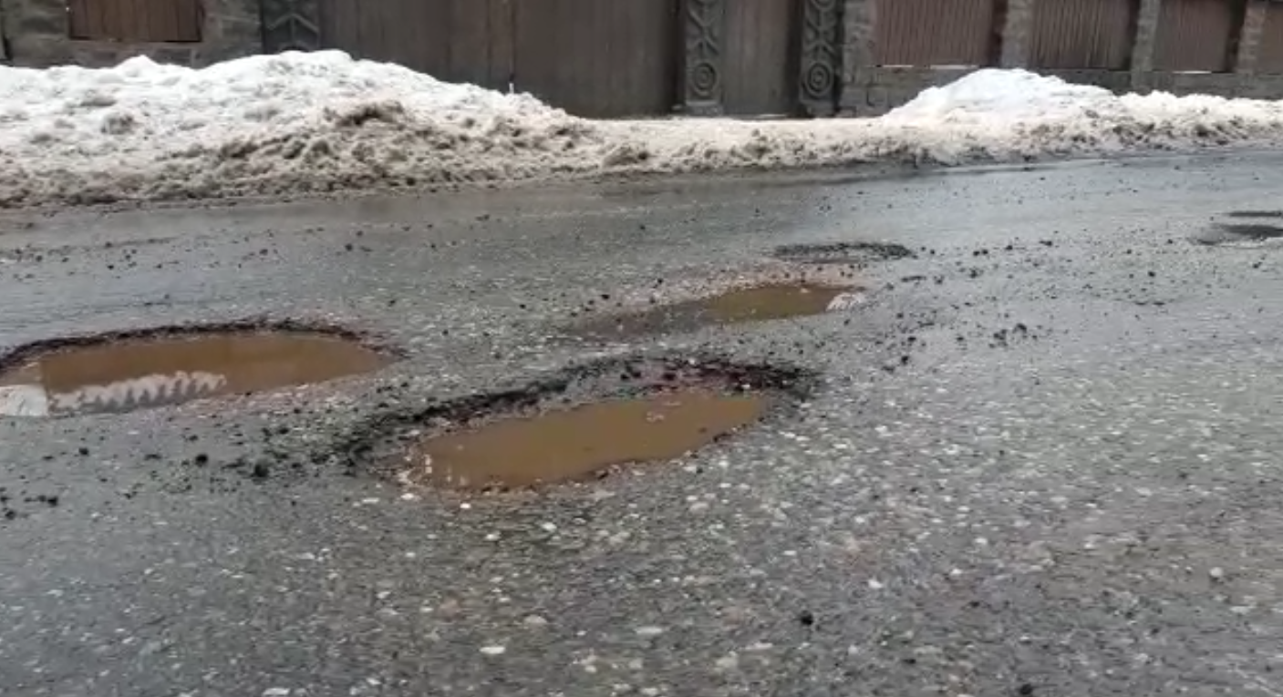 S-A TOPIT ZĂPADA, AU APĂRUT GROPILE