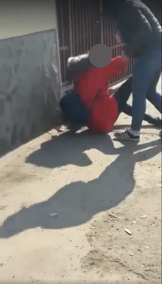 scene socante pe o strada din sighet