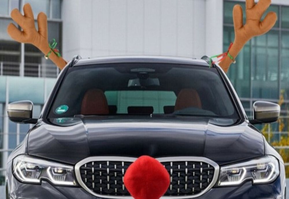 Ministerul de Interne a postat, pe Facebook, răspunsul la întrebarea care-i macină pe mulți șoferi: Sunt legale coarnele și nasul de ren pe mașini? 