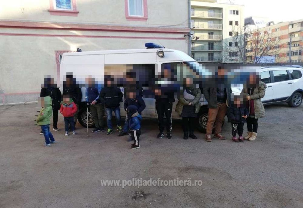 Cincisprezece cetățeni din Siria și Irak călăuziţi de un român, opriți din drumul ilegal spre vestul Europei