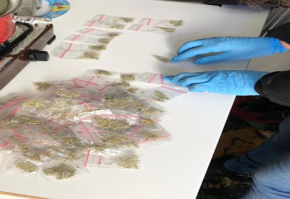 Maramureșeancă prinsă în flagrant în timp ce vindea substanţe interzise