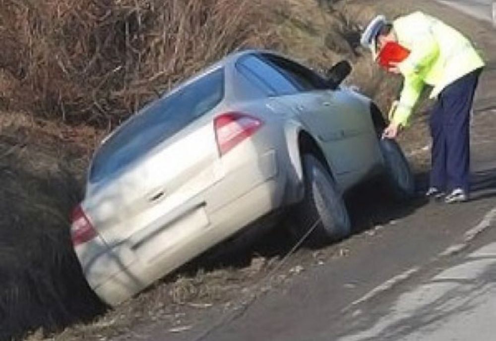 Sub influenţa alcoolului, a ajuns cu maşina în şanţ