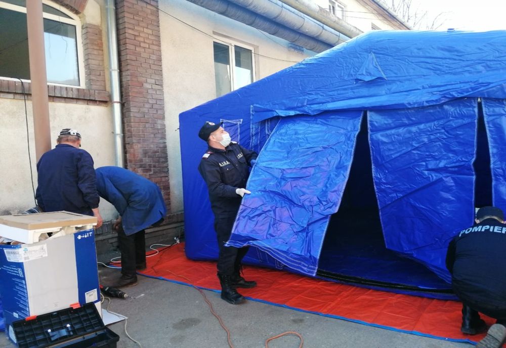 Trei corturi de triaj epidemiologic la Spitalul Sighet