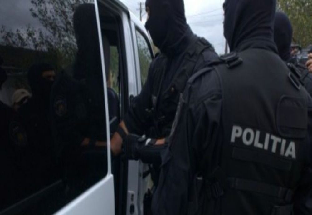 Percheziții domiciliare la locuințele unor persoane bănuite de contrabandă cu ţigări