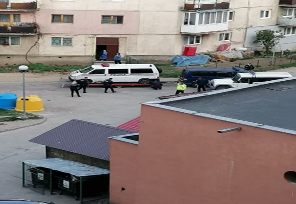 (FOTO) A urcat la volan fără să aibă permis, a lovit mașina poliției și apoi a fugit. A fost prins la scurt timp de polițiști