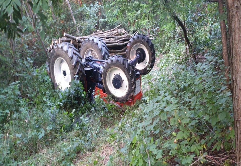 Un maramureșean a murit după ce tractorul s-a răsturnat peste el