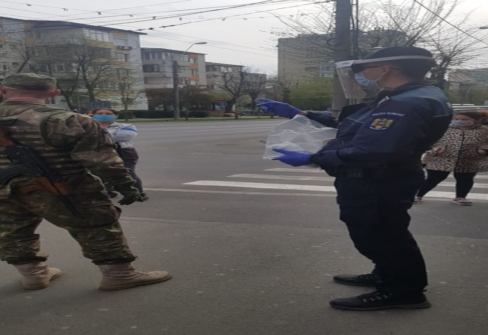 Declaraţii tipizate şi măşti de protecţie distribuite de polițiștii maramureșeni persoanelor vârstnice