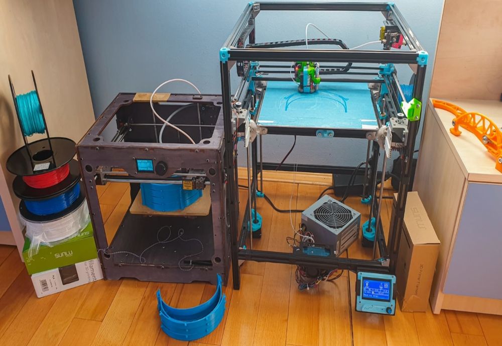 Lucaciștii băimăreni din echipa ”Roborcons” confecționează viziere de protecție împotriva coronavirusului COVID-19