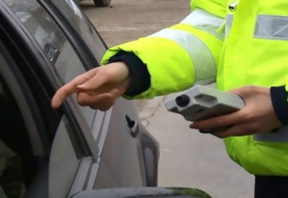 Depistaţi în trafic conducând sub influenţa băuturilor alcoolice