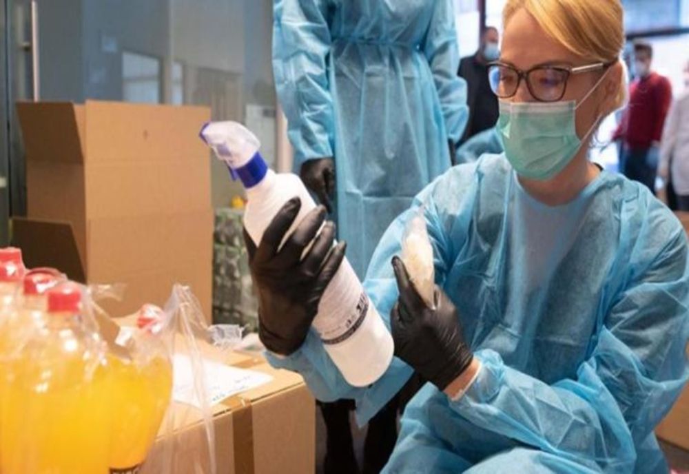 Dezinfectanţi şi produse alimentare, pentru pensionarii cu venit de maximum 1.000 de lei