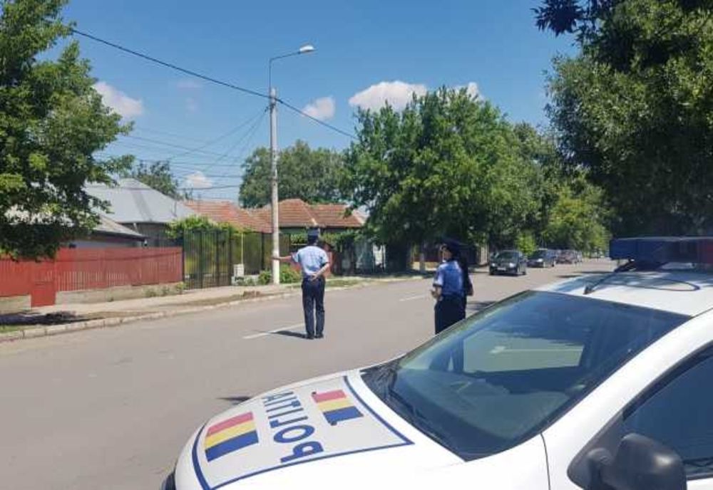 Depistat de poliţişti în timp ce conducea fără permis pe drumurile publice