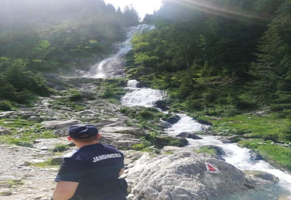 DRUMEȚII ÎN SIGURANȚĂ: Jandarmii montani maramureșeni şi-au intensificat acţiunile în staţiuni turistice şi pe trasee montane