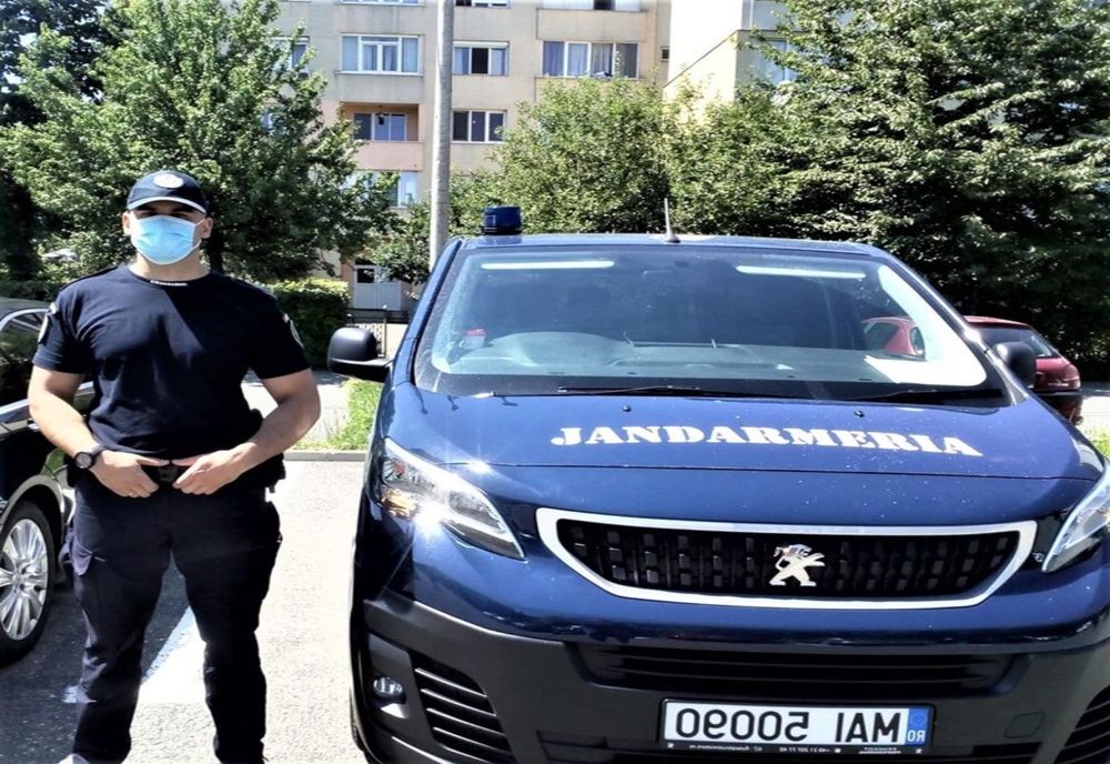 Amenzi de 1.400 lei pentru nerespectarea legii în starea de alertă! Două persoane nu au respectat măsurile individuale de protecție, iar alta măsura carantinării