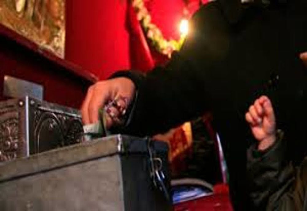 Copil de 15 ani prins după ce a furat bani dintr-o biserică