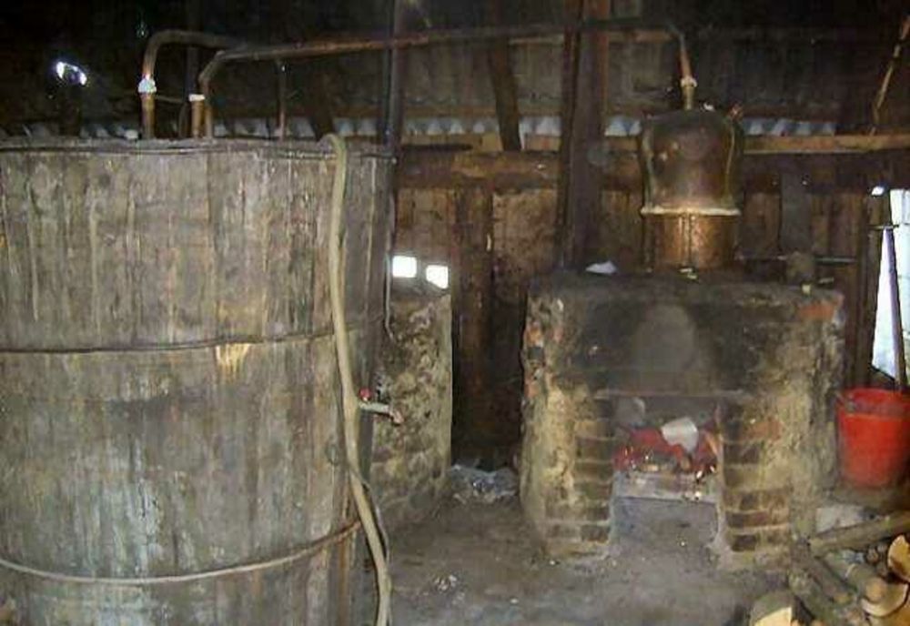 Sighetu Marmației: Trei persoane, la spital, după ce un cazan de țuică a explodat