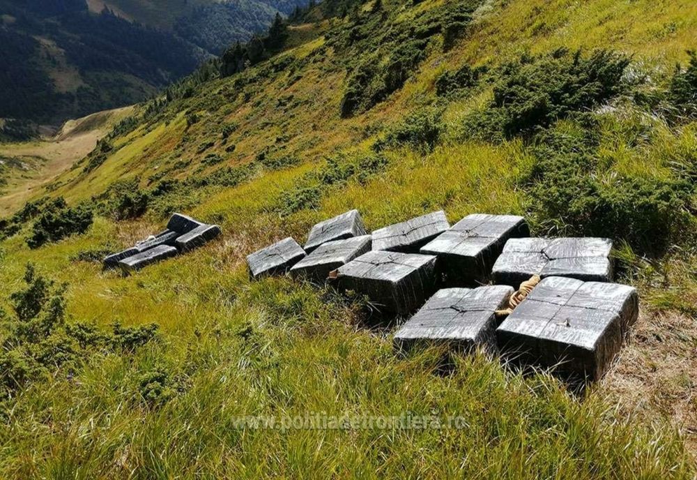 Peste 7.400 de pachete de țigări, capturate de polițiștii de frotieră în Munții Maramureșului