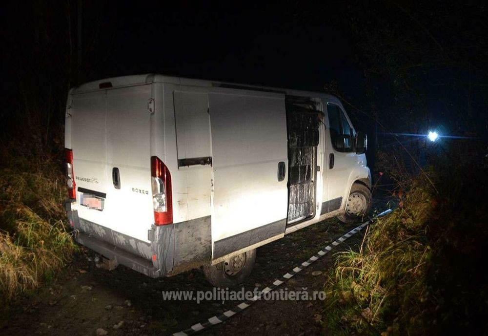 FOTO | Microbuz încărcat cu 30.000 de pachete cu țigări, descoperit de polițiștii de frontieră