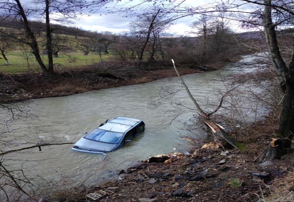 Mașină căzută în râul Iza. O persoană a fost rănită