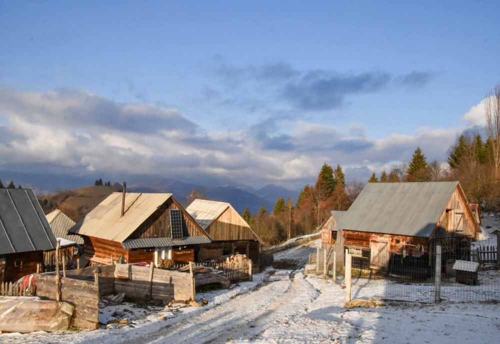 Localnicii din cătunul Cornățea trăiesc fără energie electrică, apă și gaze naturale