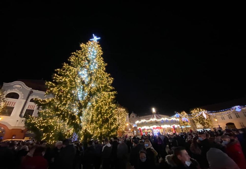 Amenzi aplicate în Baia Mare unde 500 de oameni s-au adunat pentru a asista la aprinderea luminilor de Crăciun