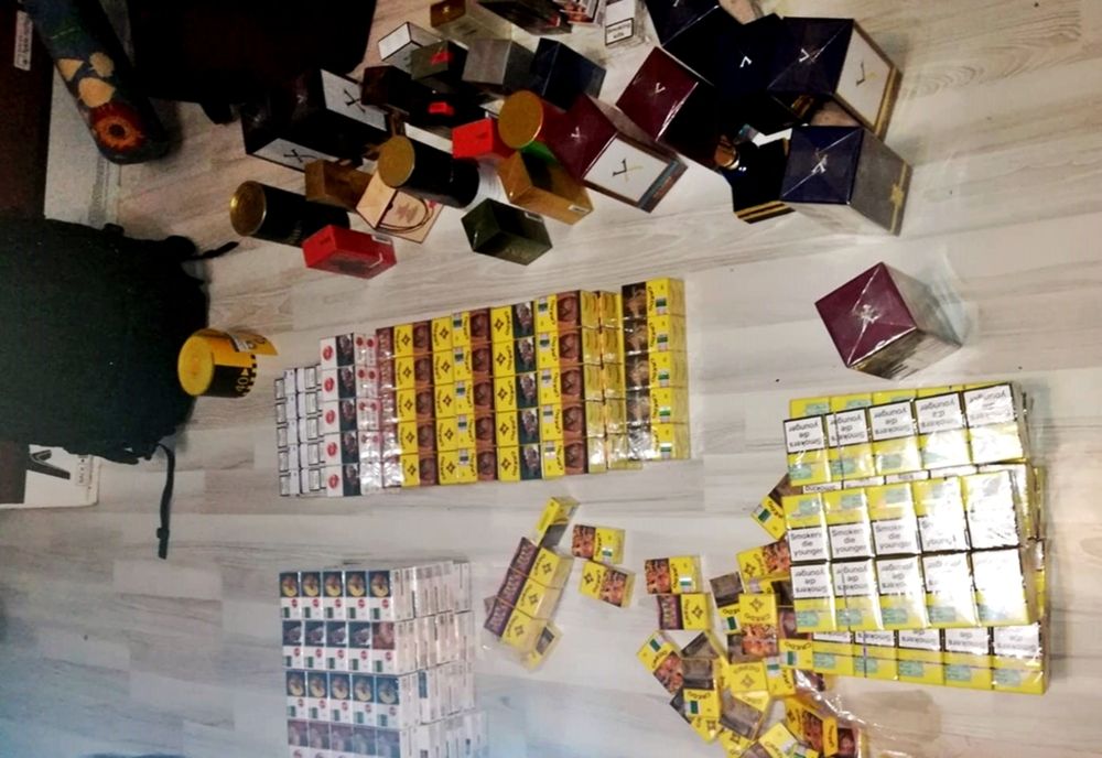 Țigări de contrabandă și parfumuri contrafăcute, confiscate după percheziționarea locuinței unui bărbat din Sighetu Marmației