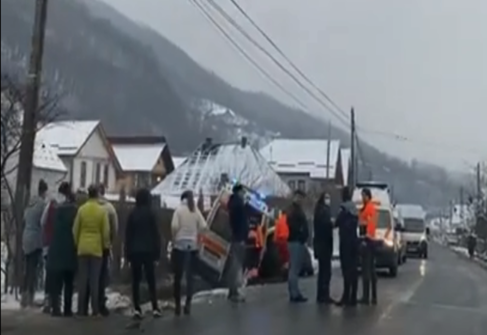 FOTO | Accident cu două maşini în Bârsana: o ambulanţă aflată în misiune a ajuns în şanţ! Şoferul vinovat a fugit de la locul accidentului