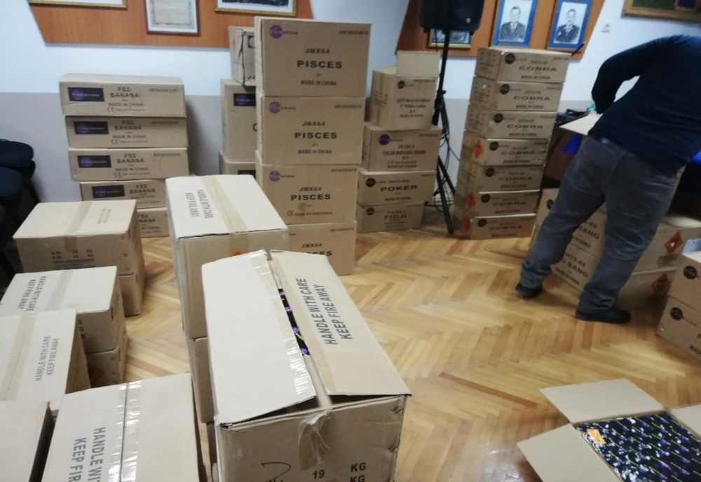 Timișean, prins transportând ilegal 1.000 kg de petarde și artificii