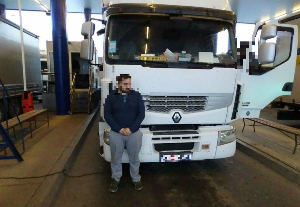 Pakistanez ascuns sub un TIR! După ce l-au găsit, poliţiştii de frontieră au chemat ambulanţa