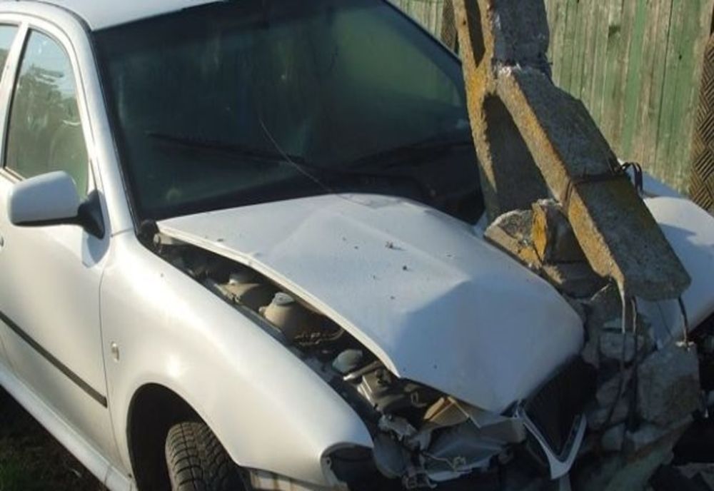Accident în Şieu provocat de un şofer beat! A ieşit de pe drum şi a intrat într-un stâlp de electricitate