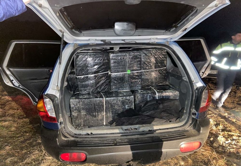 FOTO | Urmărire pe DN19! Un contrabandist de ţigări a fugit de poliţişti şi a provocat un accident rutier