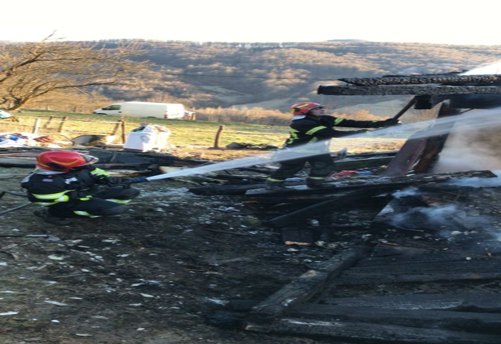 FOTO | Tragedie într-o localitatea din Maramureş! O persoană a murit într-un incendiu