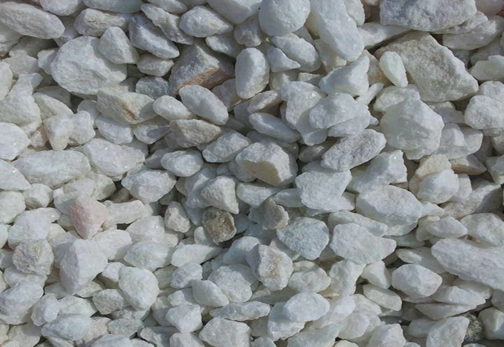 Depozit de circa 300 de tone de agregate minerale care funcționa ilegal, depistat de polițiștii maramureșeni