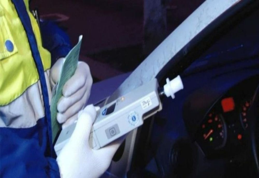 A încercat să fugă de polițiști! Un tânăr din Sălaj, beat la volan, s-a răsturnat cu mașina într-un pârâu din Vălenii Lăpușului