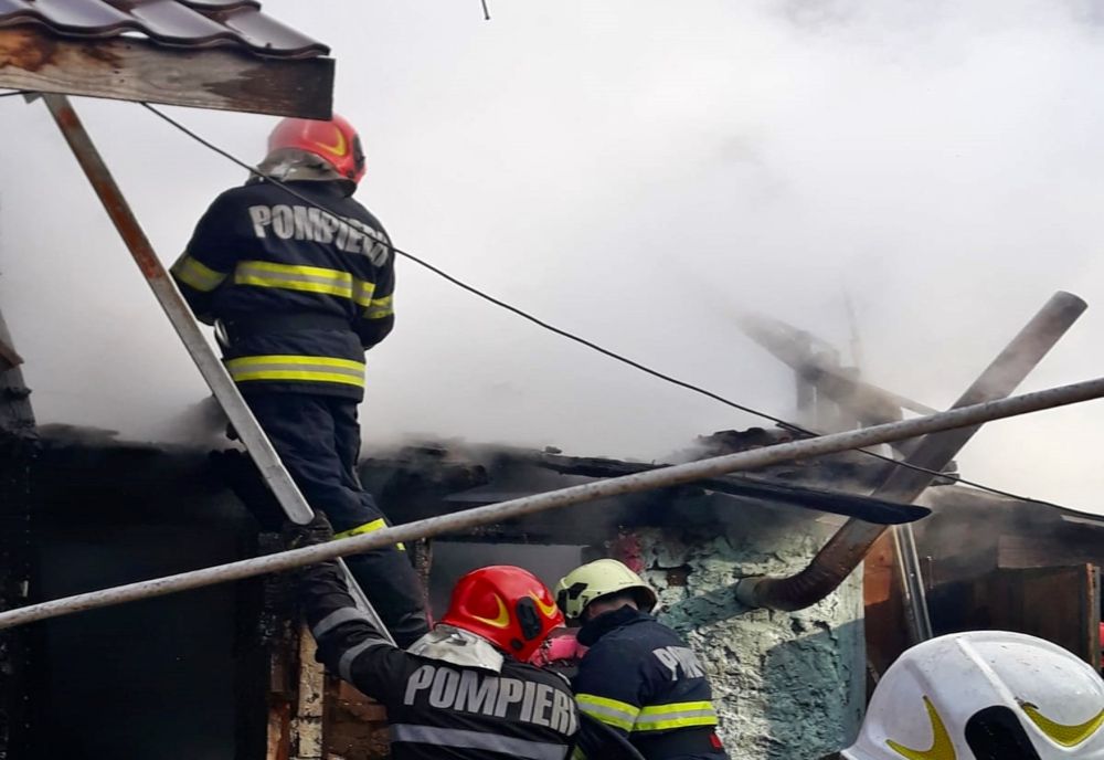 FOTO: Bărbat găsit carbonizat într-o casă cuprinsă de flăcări, în Baia Mare