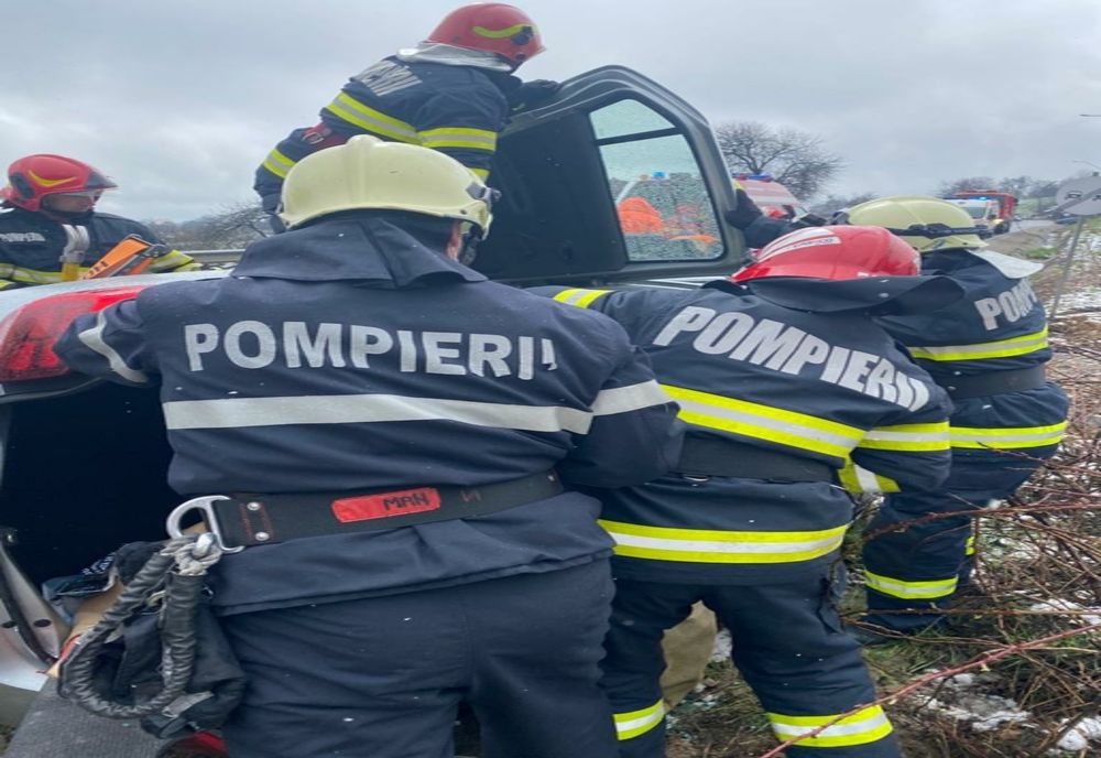 FOTO: Accident în Șurdești! Două femei, pasagere într-un autoturism care a derapat, au ajuns la spital