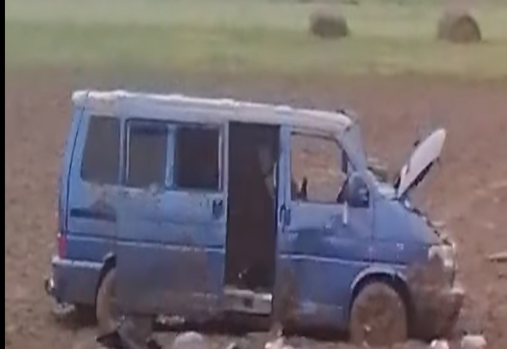 FOTO | Grav accident în judeţul Maramureş! O şoferiţă şi-a pierdut viaţa după ce s-a răsturnat cu microbuzul
