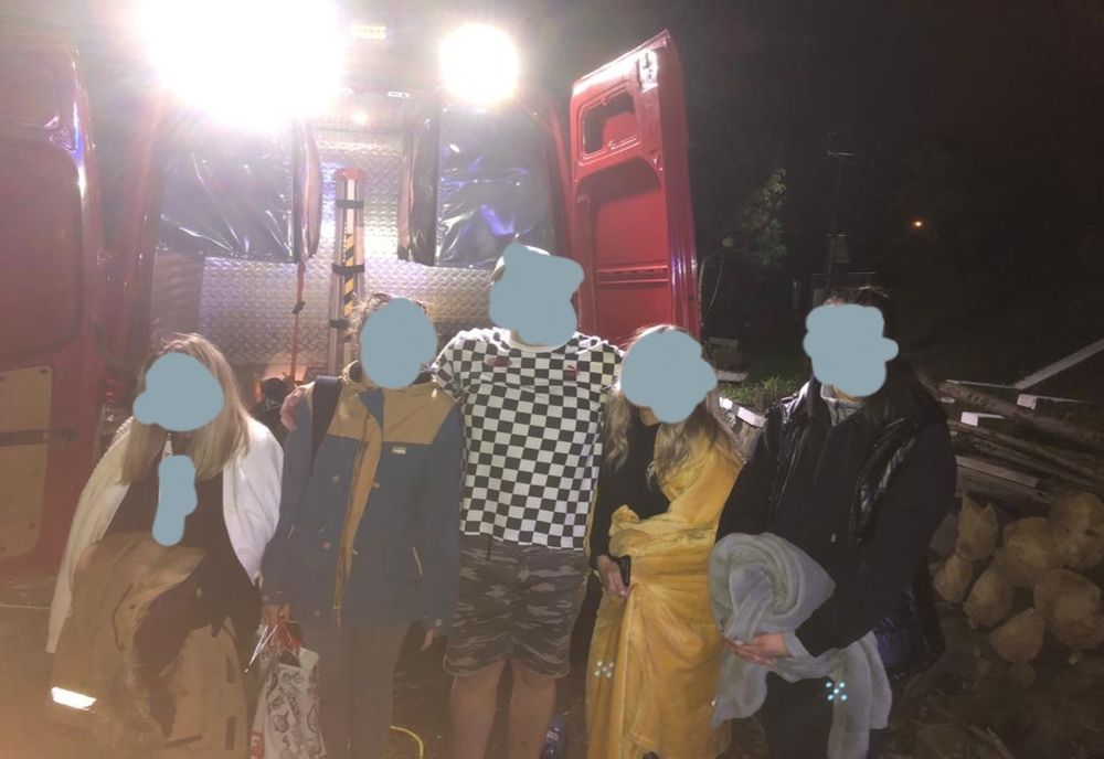 FOTO | 9 adulţi şi un copil blocaţi pe lacul Firiza! Au fost salvaţi de pompieri