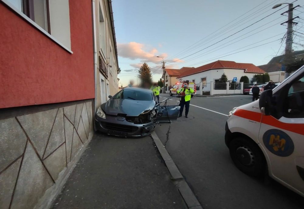 FOTO | Accident în Cluj-Napoca provocat de o şoferiţă din Maramureş! Poliţiştii au găsit droguri în maşină